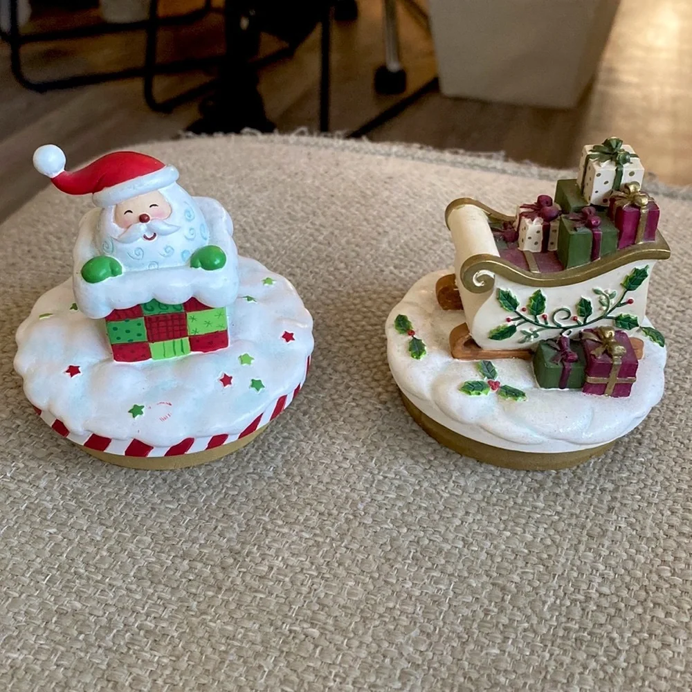 New Set of 2 Yankee Candle Christmas Jar Toppers Santa Sleigh 1045659